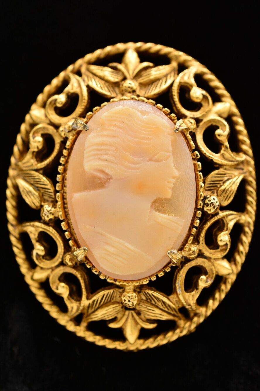 Florenza Vintage Cameo Pin Brooch Antiqued Gold Signed Oval Signed 1940s BinAH